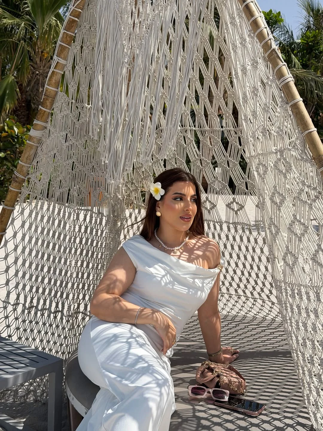 summer beach outfit for women 2026 White One-Shoulder Set For A Chic Beach Club Mood