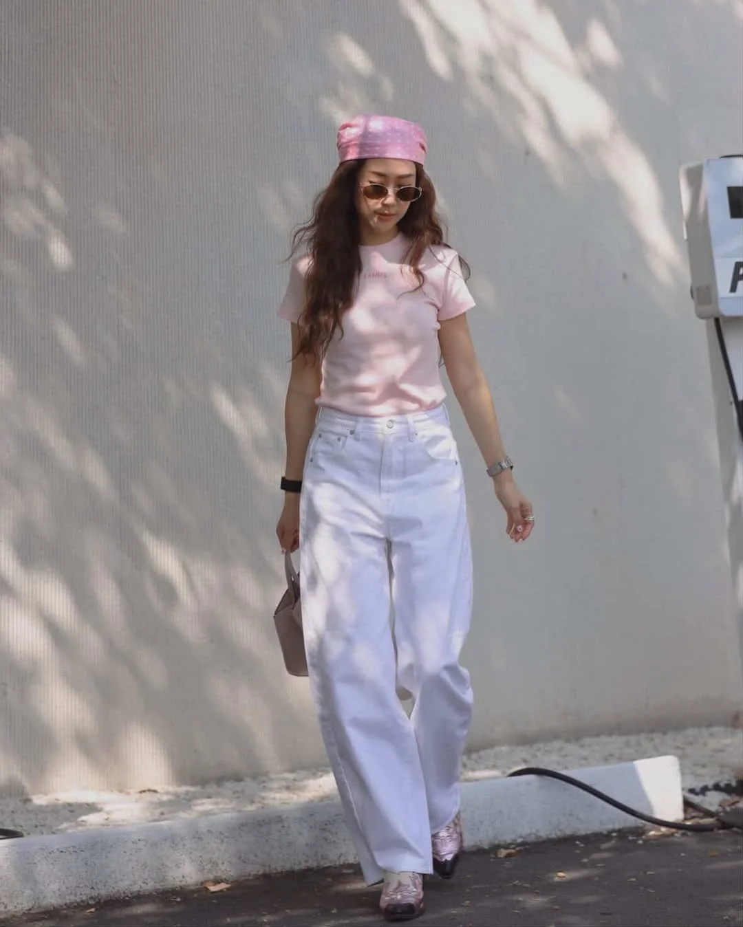 casual summer t-shirt outfit for women 2026 Pink Tee With White Wide-Leg Jeans