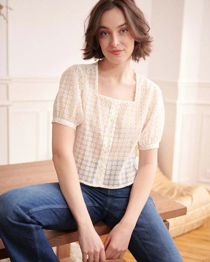 casual summer t-shirt outfit for women 2026 Floral Puff-Sleeve Tee With Everyday Blue Jeans