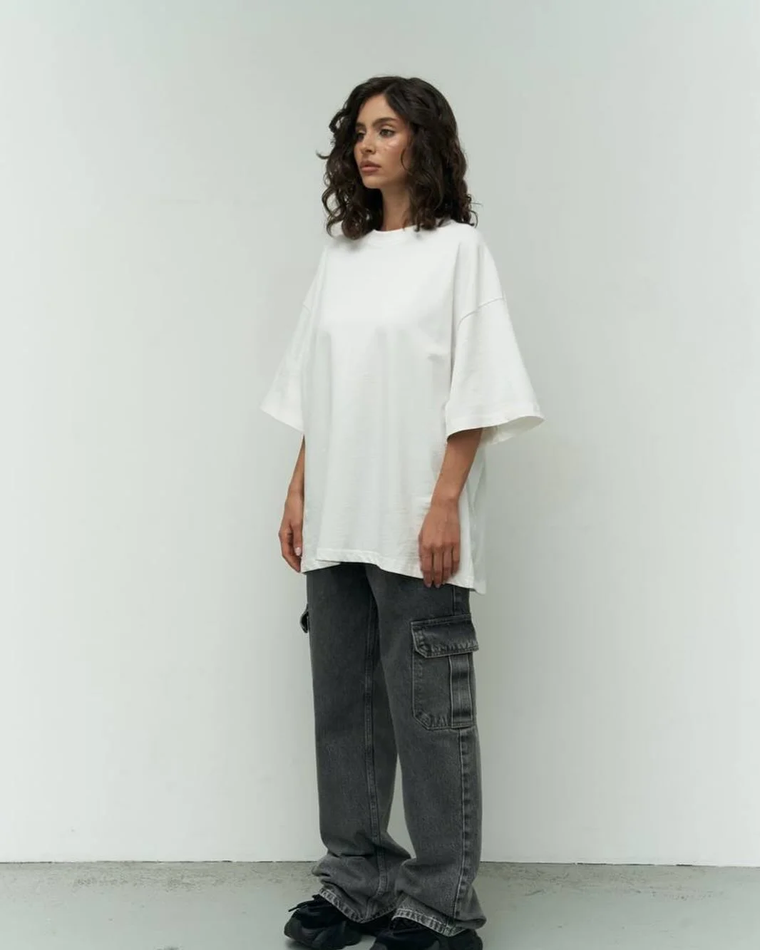 casual summer t-shirt outfit for women 2026 Oversized White Tee With Dark Cargo Jeans