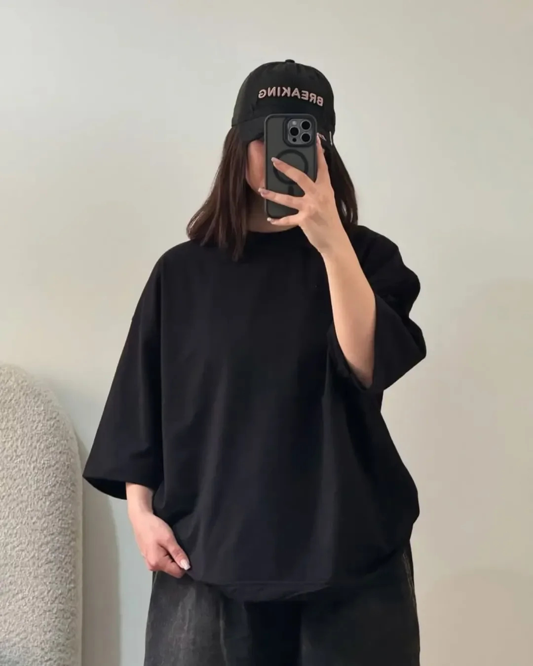 casual summer t-shirt outfit for women 2026 All-Black Oversized Tee With A Baseball Cap