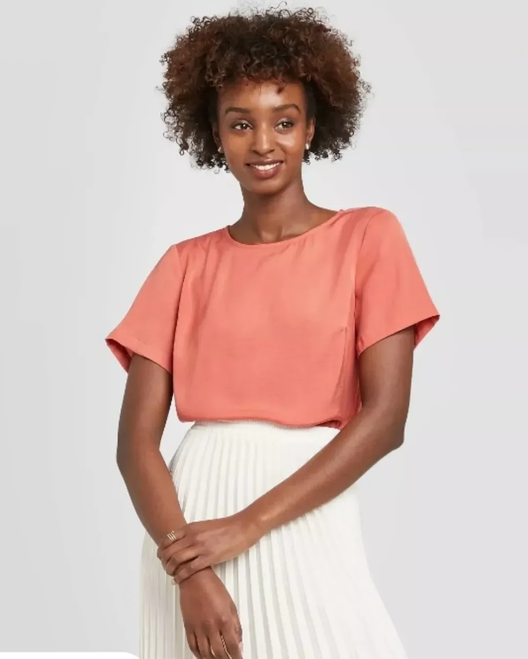 casual summer t-shirt outfit for women 2026 Coral Tee With A White Pleated Skirt