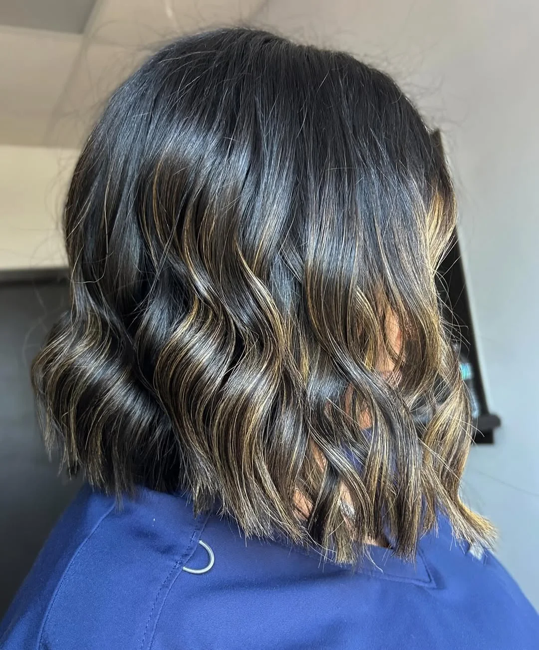 chic summer haircut 2026 Glossy Brunette Wavy Bob With Dimensional Ribbons