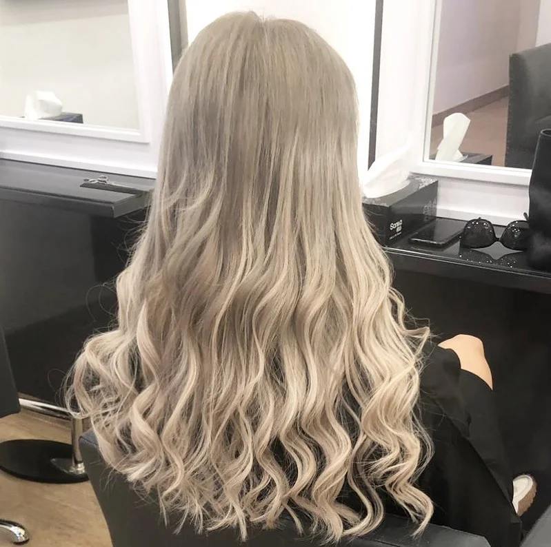 creamy summer blonde hair color 2026 Soft Ash Cream Blonde With Loose Summer Curls