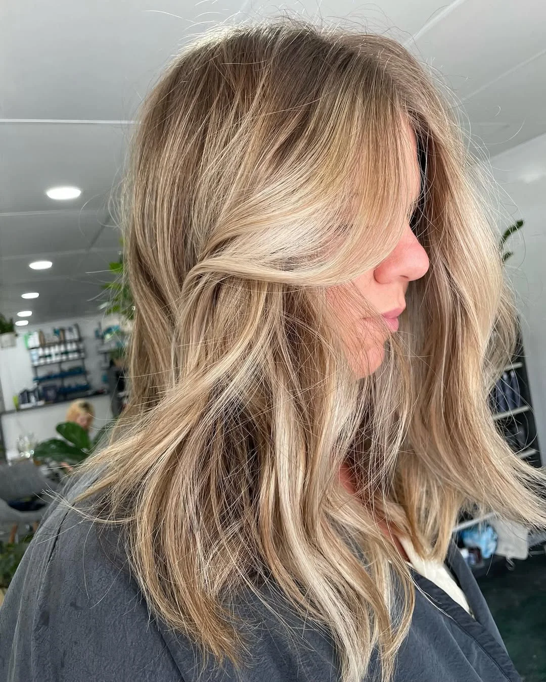 easy summer hairstyles ideas 2026 Face-Framing Blonde Lob With Easy Texture