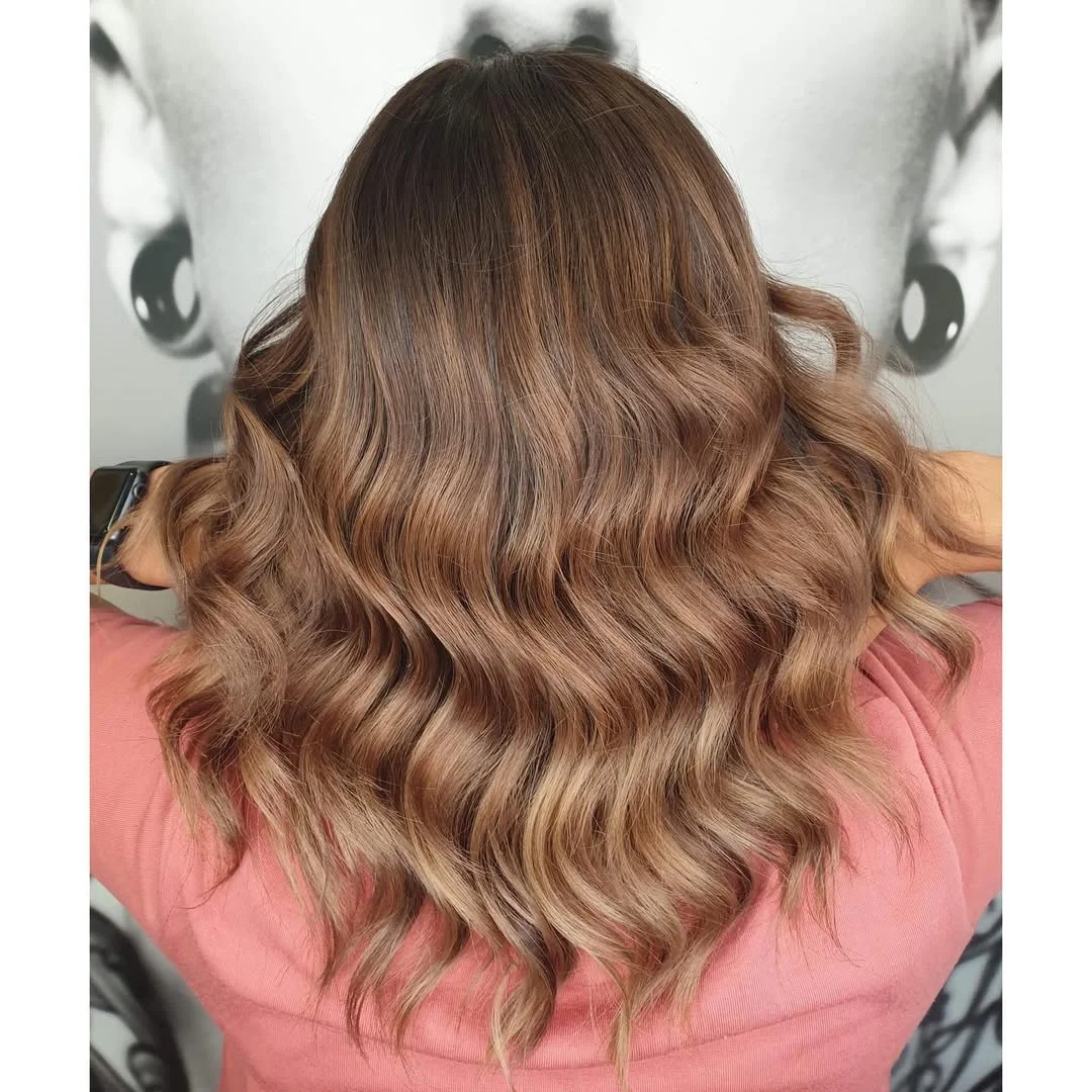 easy summer hairstyles ideas 2026 Soft Shoulder-Length Waves With Dimensional Blonde Ends