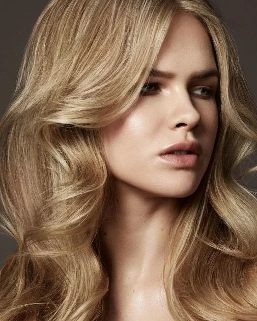 effortless summer easy hairstyle 2026 Soft Champagne Waves With Glossy Movement