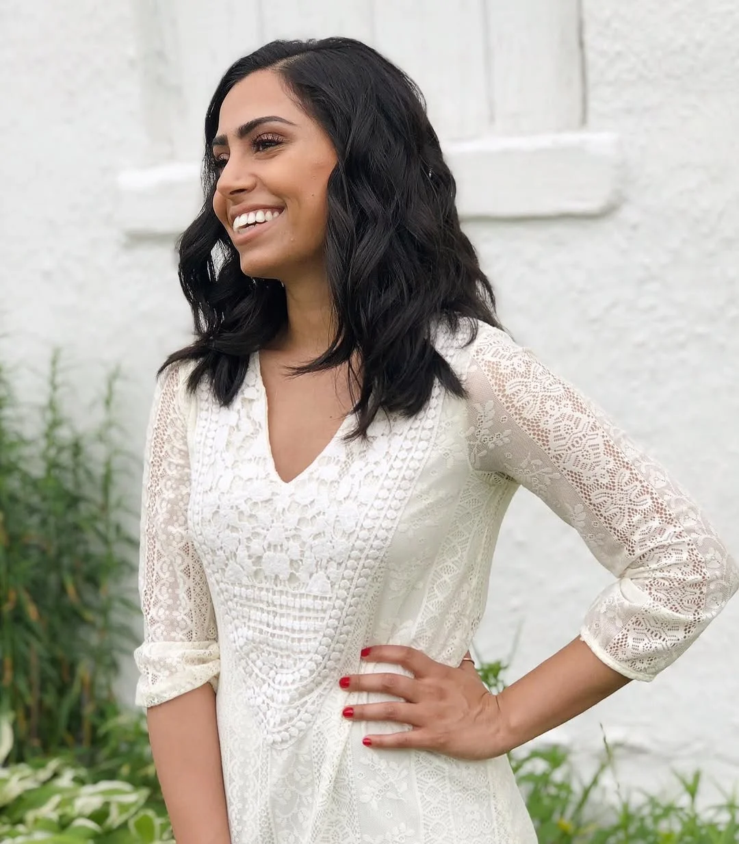 effortless summer easy hairstyle 2026 Soft Black Waves With A Shoulder-Length Shape