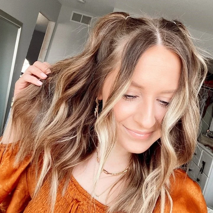 effortless summer easy hairstyle 2026 Face-Framing Blonde Waves With A Soft Root