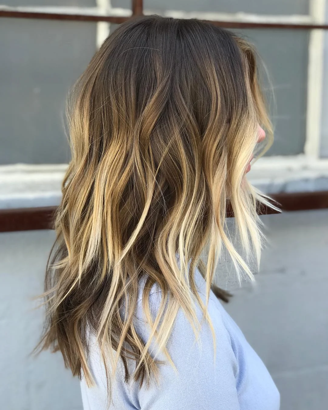 effortless summer easy hairstyle 2026 Bright Blonde Money Piece With Soft Brown Waves