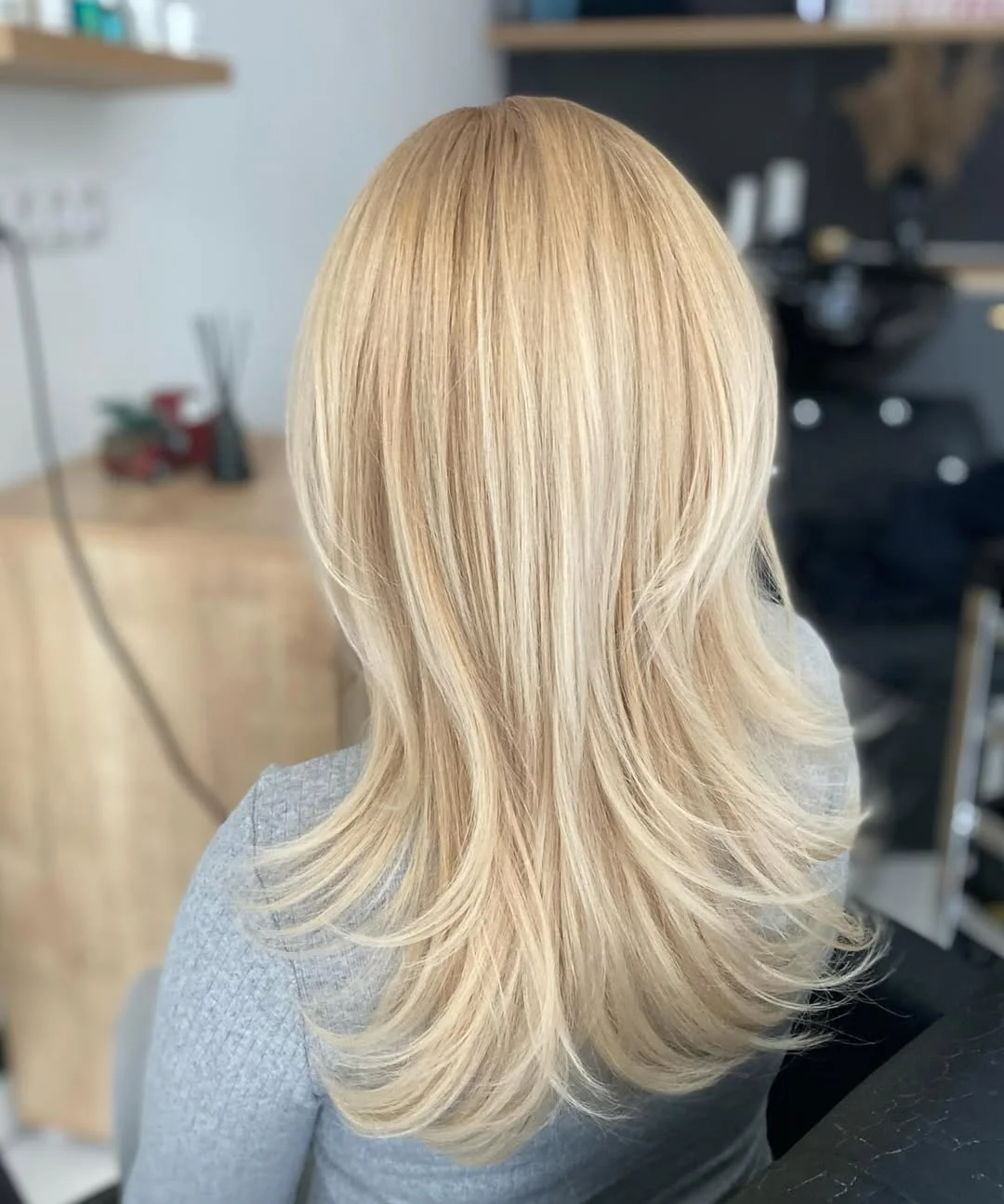 golden summer honey blonde hair color 2026 Soft Champagne Honey With Airy Flipped Ends