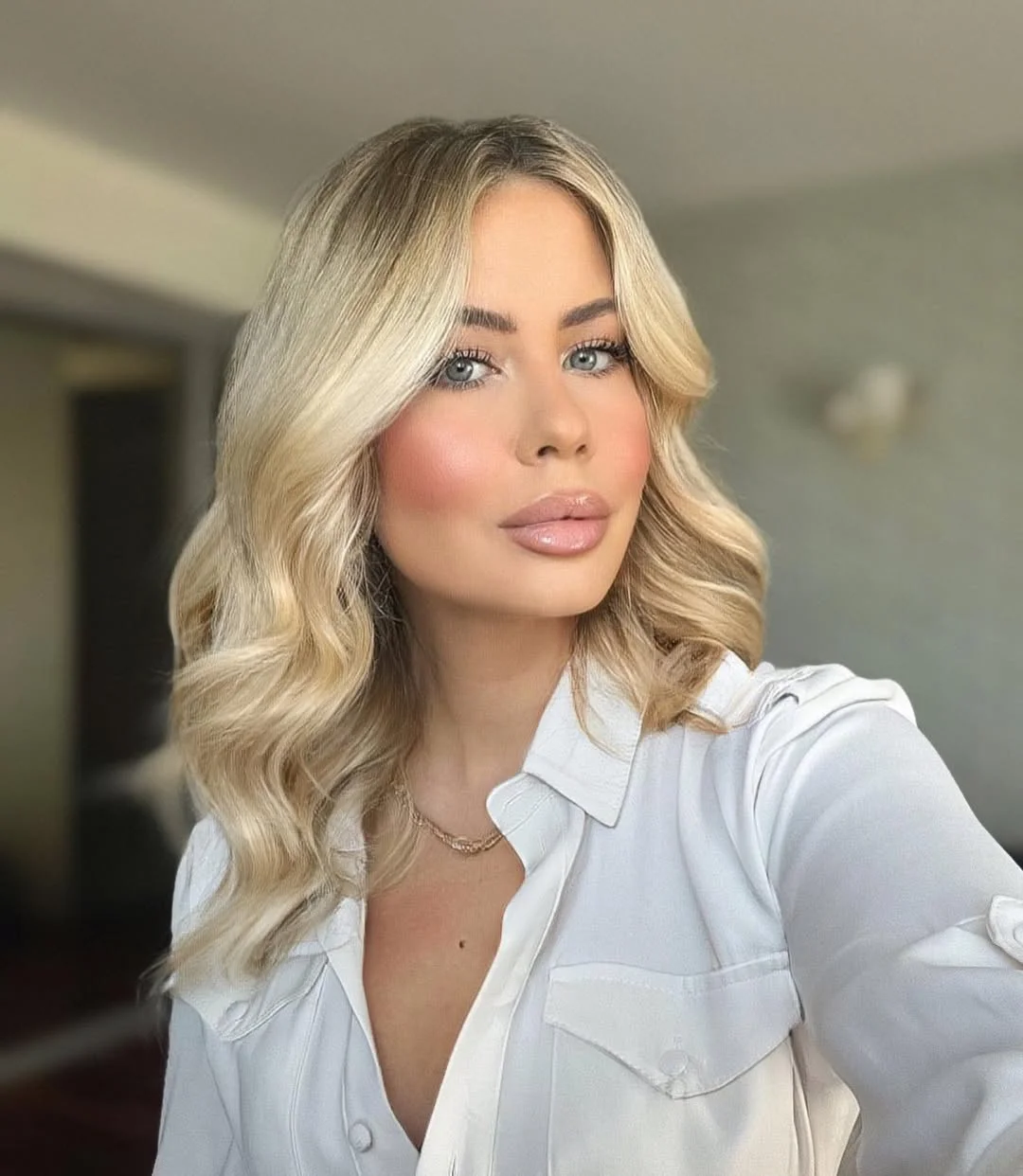 golden summer honey blonde hair color 2026 Soft Champagne Honey Blonde With Polished Waves
