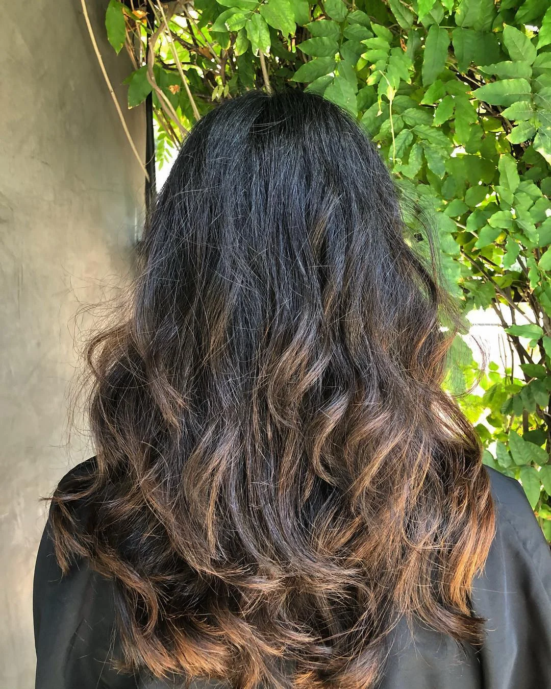 low maintenance summer hair color for brunettes Caramel-Tipped Brunette Waves