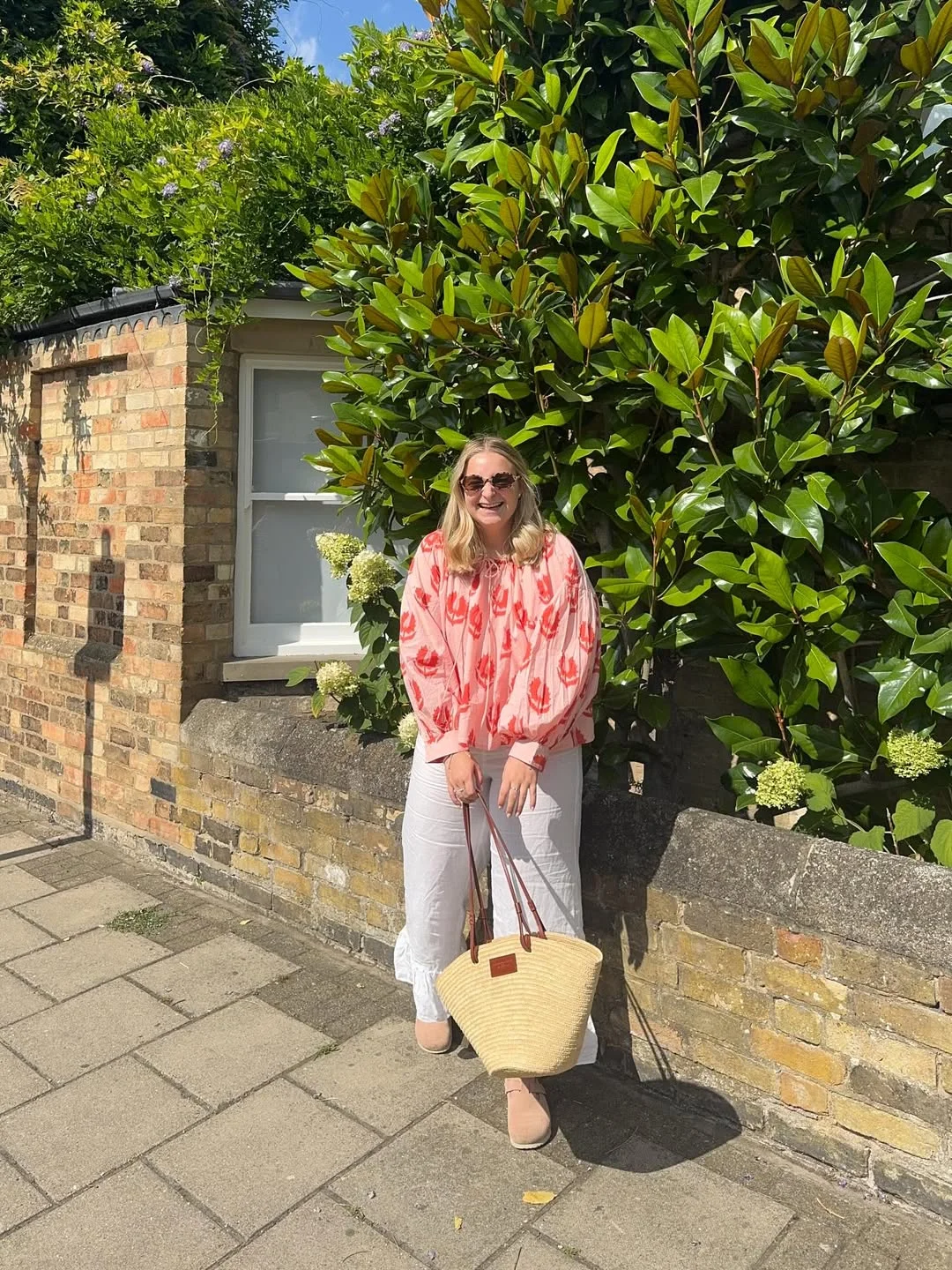 midsize outfits for women summer 2026 Printed Blouse And White Pants For Sunlit Summer Ease