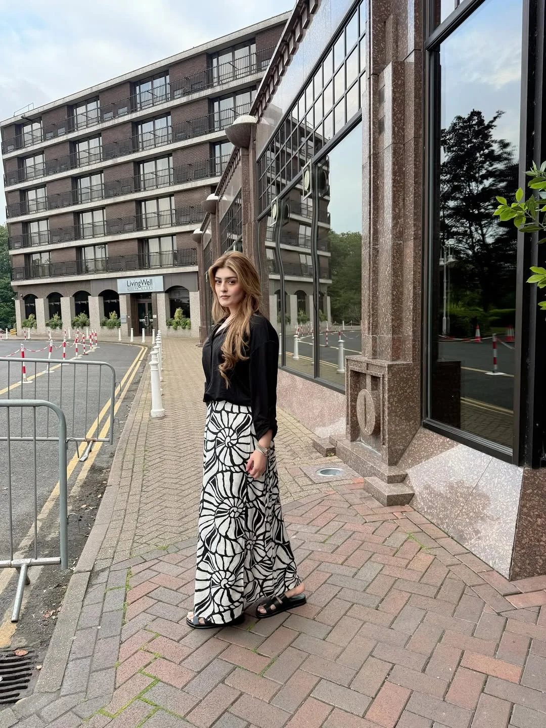 midsize outfits for women summer 2026 Black Top And Graphic Wide-Leg Pants For City Polish