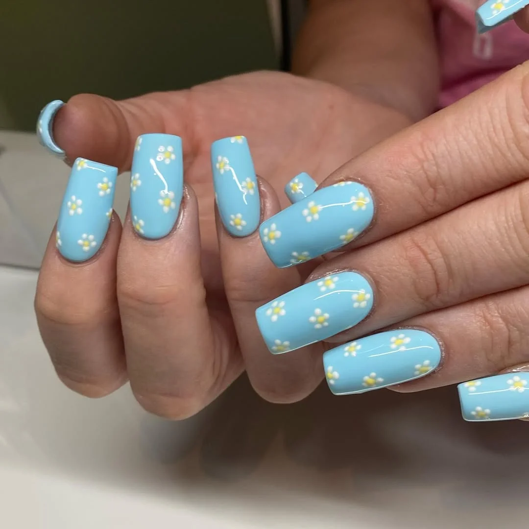 summer flower nails 2026 Baby Blue Daisy Nails With a Retro Summer Mood