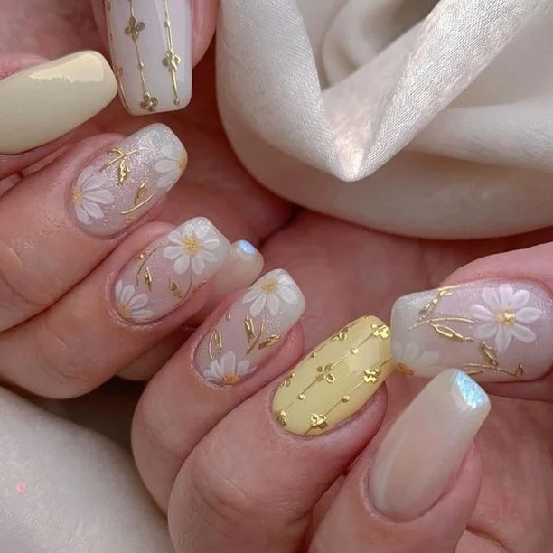 summer flower nails 2026 Soft Daisy Nails With Gold Star Details