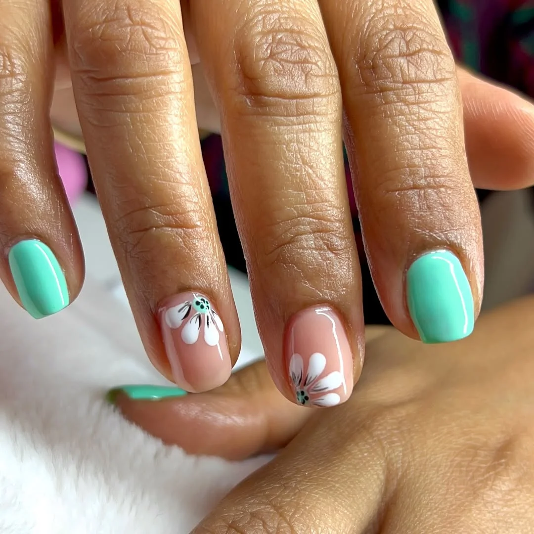 summer gel nails 2026 Mint And Nude Daisy Gel Nails For A Fresh Soft Finish