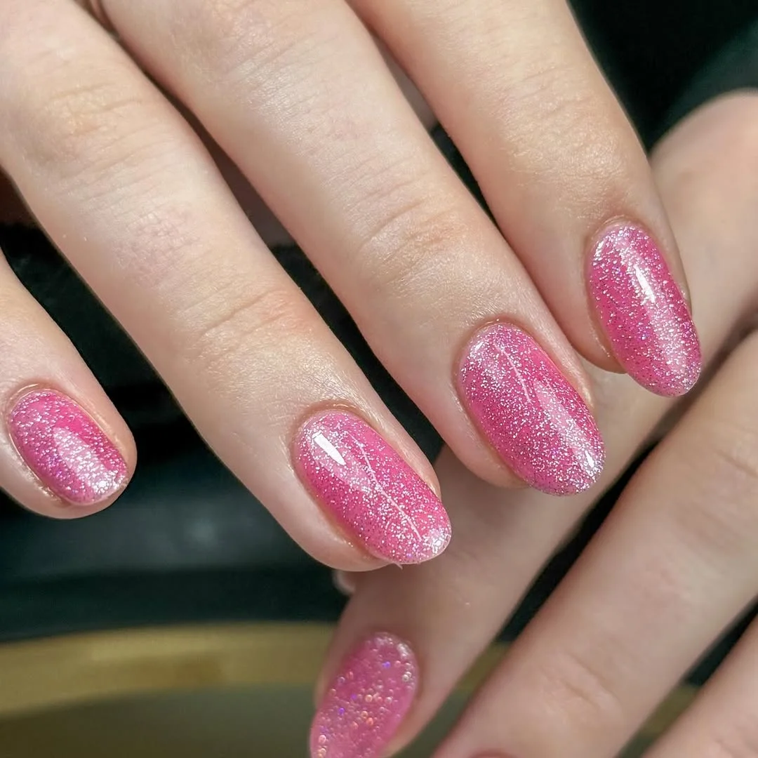 summer glitter nails 2026 Glossy Pink Glitter Short Nails