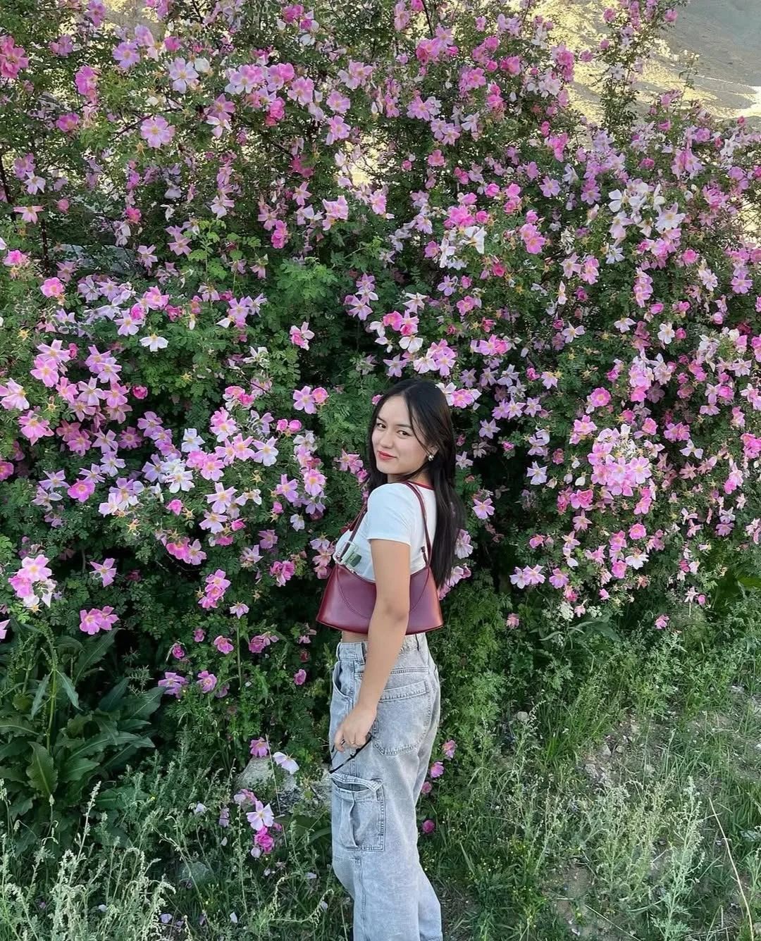 28 summer outfits for women 2026 White Tee And Soft Denim With A Berry Bag