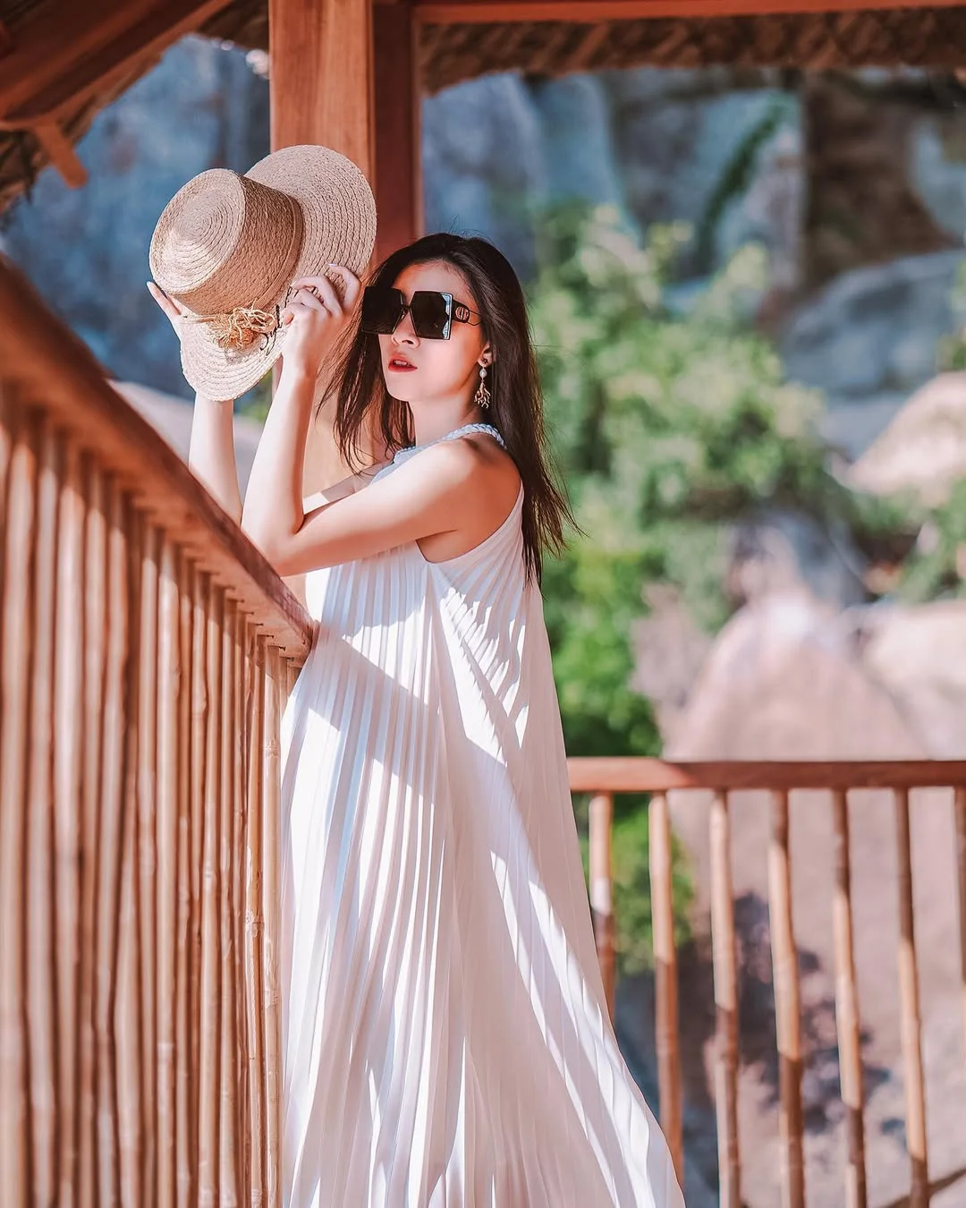 25 summer vacation resort outfits 2026 White Pleated Maxi Dress With Sunlit Resort Drama