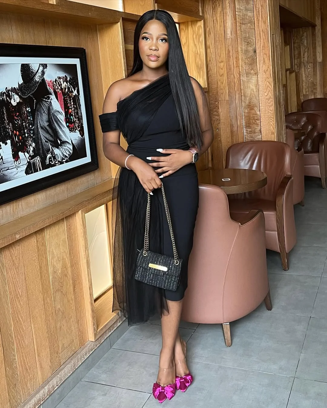 trendy summer outfits for black woman 2026 One-Shoulder Black Dress With Pink Satin Heels