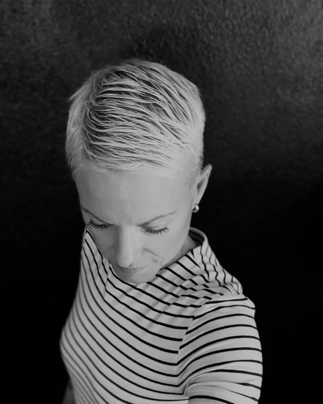 youthful summer haircuts for women over 40 2026 Platinum Cropped Cut With Confident Texture