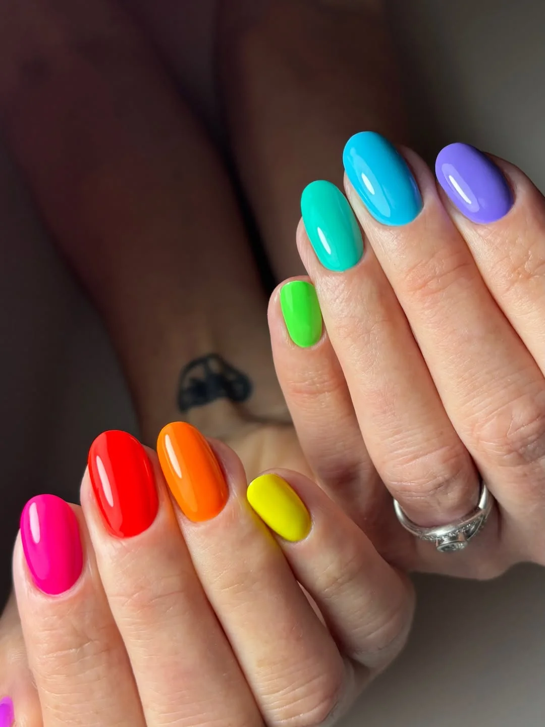 july nail colours ideas 2026 Glossy Rainbow Short Nails For High-Summer Energy